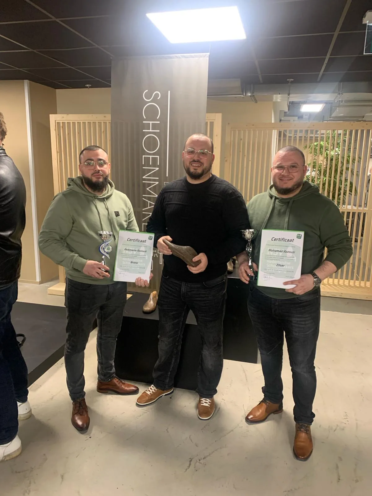 Het team van Saif met behaalde schoenmaker-certificaten