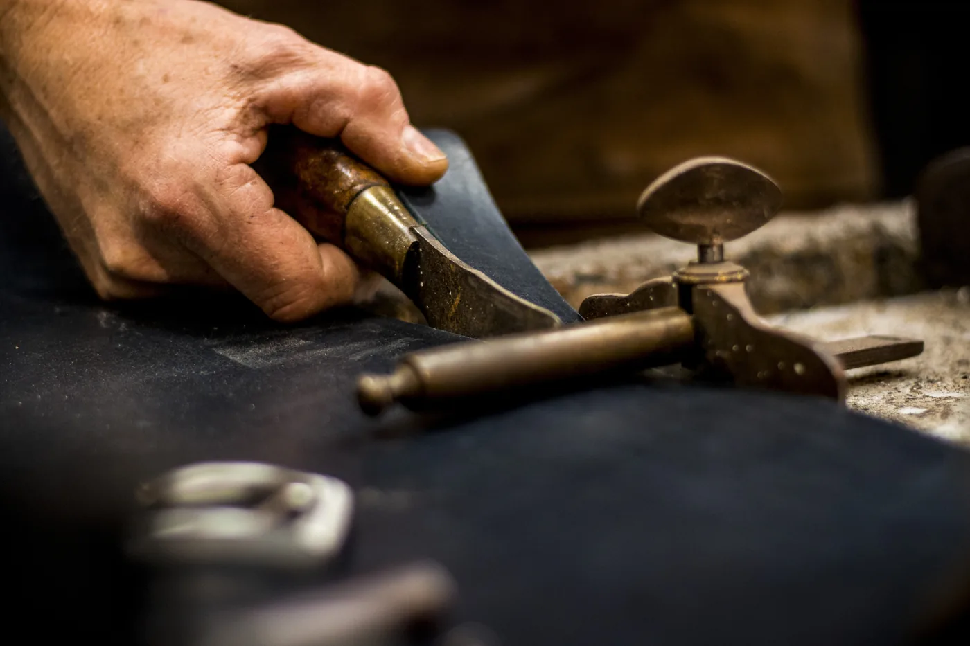 Saif — vakkundige schoenmaker aan het werk
