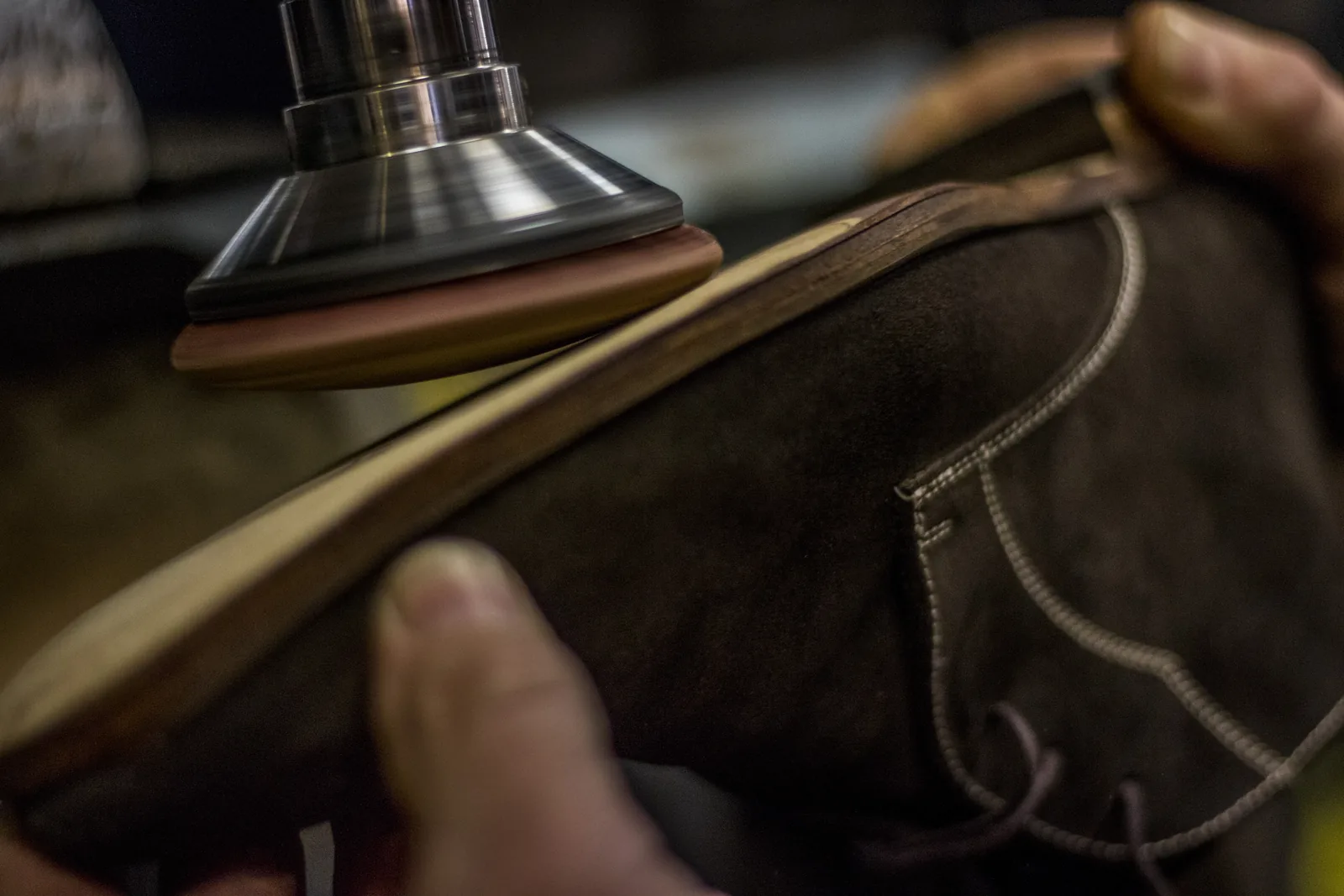 Vakkundige schoenreparatie — een zool wordt bijgewerkt