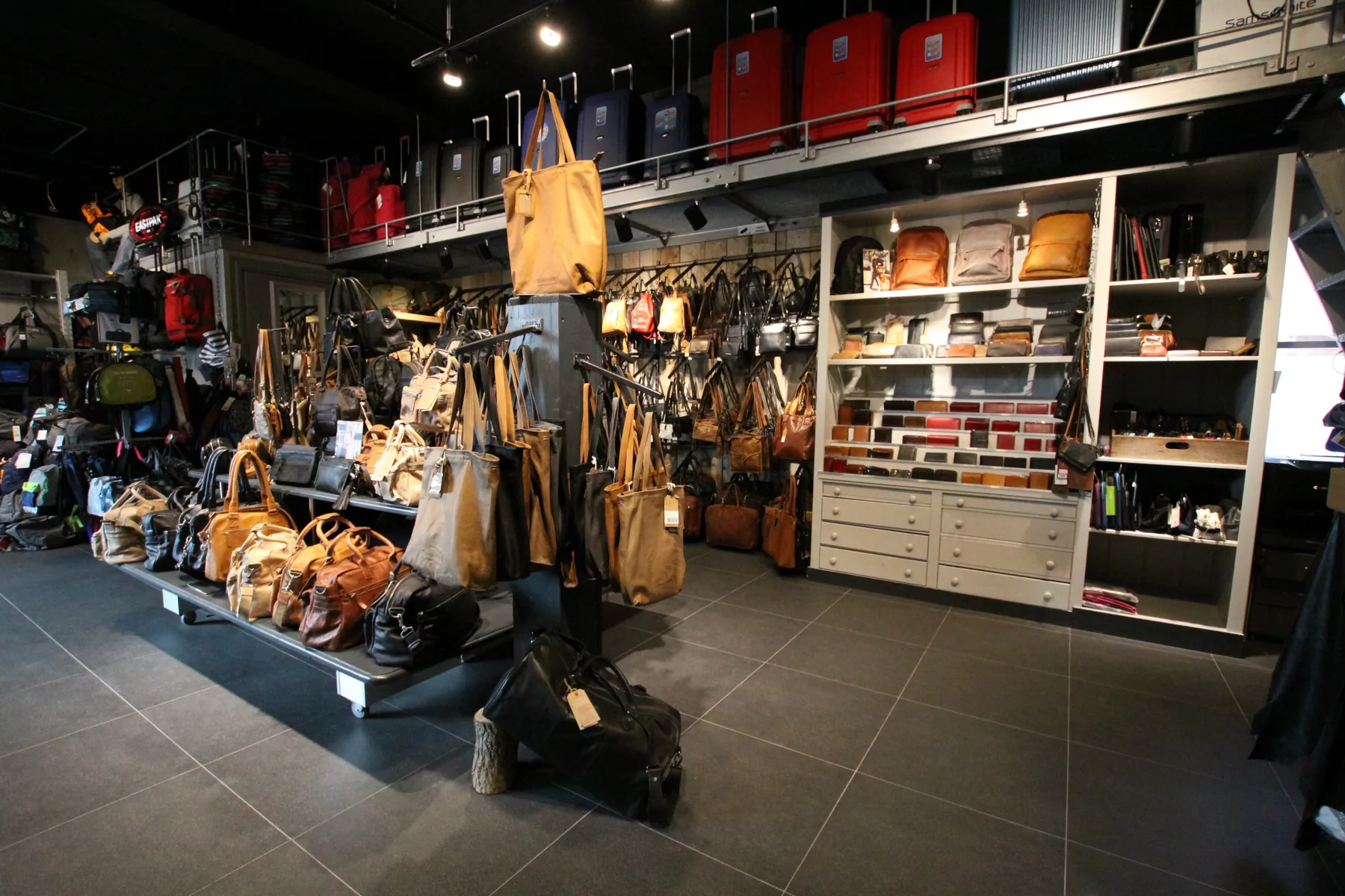 De winkel van Saif Schoenreparatie met tassen, koffers en lederwaren